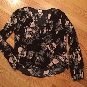 Beautiful floral top!